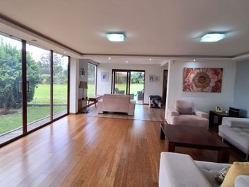 VENTA CASA INDEPENDIENTE CON AMPLIO TERRENO SECTOR CONOCOTO