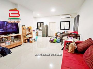 ทาวน์เฮาส์ หมู่บ้าน ภัทรไพรเวท 2 เฟส 3 เนื้อที่ 24.7 ตรว. ถนนปทุมธานี-สามโคก-เสนา อ.สามโคก จ.ปทุมธานี