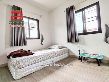 ทาวน์เฮาส์ หมู่บ้าน ภัทรไพรเวท 2 เฟส 3 เนื้อที่ 24.7 ตรว. ถนนปทุมธานี-สามโคก-เสนา อ.สามโคก จ.ปทุมธานี