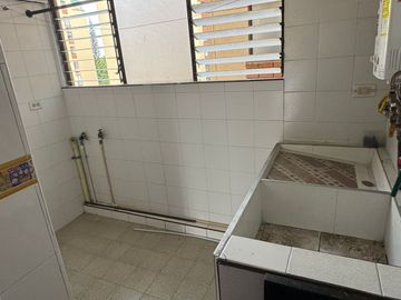 VENDO EN CALI CERCA A LA AUTOPISTA SUR ORIENTAL Y A LA 56 (AV. GUADALUPE) APARTAMENTO EN UNIDAD RESIDENCIAL  BUENO, BONITO Y BARATO, ESTRATO 5, $390M