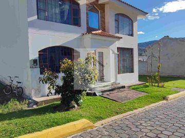 Vendo moderna casa esquinera acogedora por estrenar