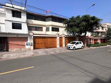 Venta de Casa en La Molina de 8Dormitorios y 3 cocheras. Cerca a La Avenida Los Frutales