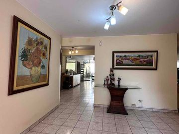 Venta de Casa en La Molina de 8Dormitorios y 3 cocheras. Cerca a La Avenida Los Frutales