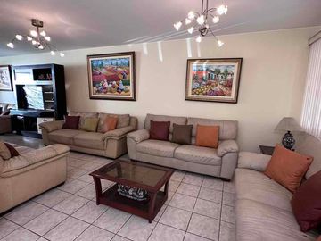 Venta de Casa en La Molina de 8Dormitorios y 3 cocheras. Cerca a La Avenida Los Frutales