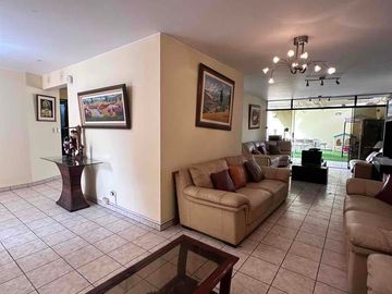 Venta de Casa en La Molina de 8Dormitorios y 3 cocheras. Cerca a La Avenida Los Frutales
