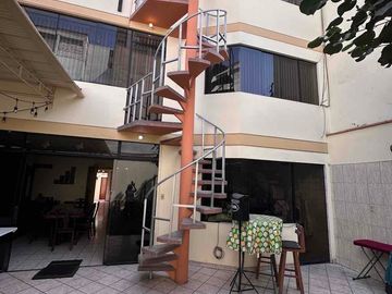 Venta de Casa en La Molina de 8Dormitorios y 3 cocheras. Cerca a La Avenida Los Frutales