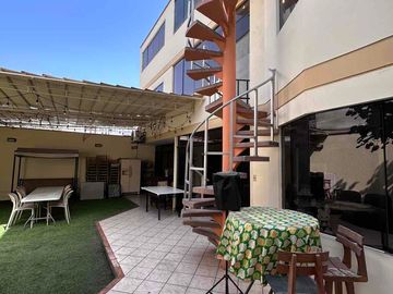 Venta de Casa en La Molina de 8Dormitorios y 3 cocheras. Cerca a La Avenida Los Frutales