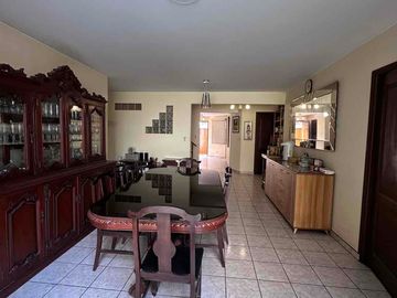 Venta de Casa en La Molina de 8Dormitorios y 3 cocheras. Cerca a La Avenida Los Frutales