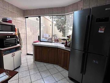 Venta de Casa en La Molina de 8Dormitorios y 3 cocheras. Cerca a La Avenida Los Frutales