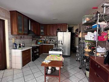 Venta de Casa en La Molina de 8Dormitorios y 3 cocheras. Cerca a La Avenida Los Frutales