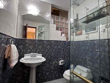 Venta de Casa en La Molina de 8Dormitorios y 3 cocheras. Cerca a La Avenida Los Frutales