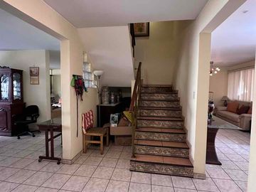 Venta de Casa en La Molina de 8Dormitorios y 3 cocheras. Cerca a La Avenida Los Frutales