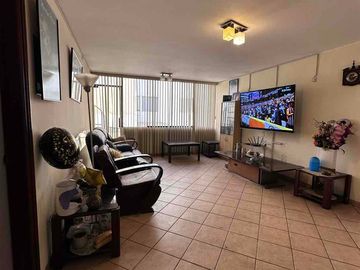 Venta de Casa en La Molina de 8Dormitorios y 3 cocheras. Cerca a La Avenida Los Frutales