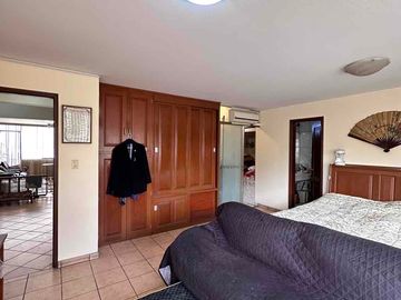 Venta de Casa en La Molina de 8Dormitorios y 3 cocheras. Cerca a La Avenida Los Frutales