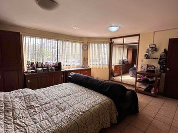Venta de Casa en La Molina de 8Dormitorios y 3 cocheras. Cerca a La Avenida Los Frutales