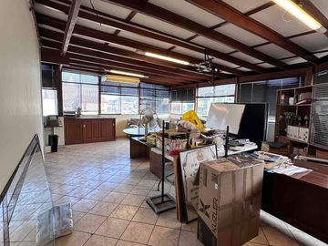 Venta de Casa en La Molina de 8Dormitorios y 3 cocheras. Cerca a La Avenida Los Frutales