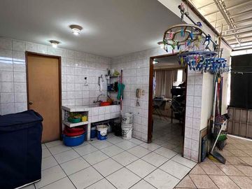 Venta de Casa en La Molina de 8Dormitorios y 3 cocheras. Cerca a La Avenida Los Frutales
