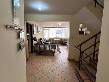 Venta de Casa en La Molina de 8Dormitorios y 3 cocheras. Cerca a La Avenida Los Frutales