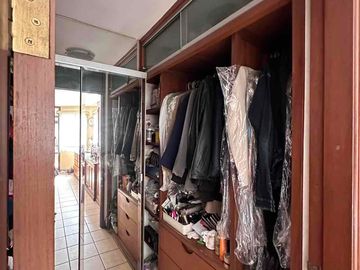 Venta de Casa en La Molina de 8Dormitorios y 3 cocheras. Cerca a La Avenida Los Frutales