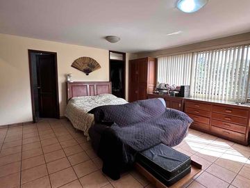 Venta de Casa en La Molina de 8Dormitorios y 3 cocheras. Cerca a La Avenida Los Frutales