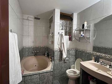 Venta de Casa en La Molina de 8Dormitorios y 3 cocheras. Cerca a La Avenida Los Frutales