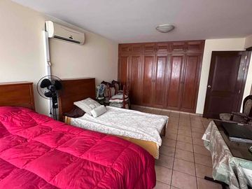 Venta de Casa en La Molina de 8Dormitorios y 3 cocheras. Cerca a La Avenida Los Frutales
