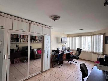 Venta de Casa en La Molina de 8Dormitorios y 3 cocheras. Cerca a La Avenida Los Frutales