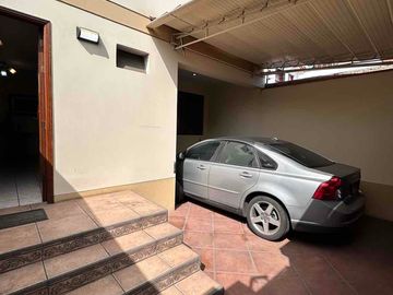 Venta de Casa en La Molina de 8Dormitorios y 3 cocheras. Cerca a La Avenida Los Frutales