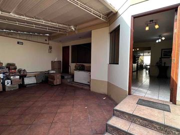 Venta de Casa en La Molina de 8Dormitorios y 3 cocheras. Cerca a La Avenida Los Frutales