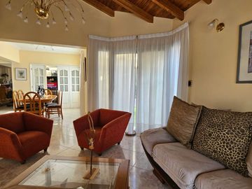 VÓRTICE INMOBILIARIA VENDE CASA EN BARRIO PALMARES, GODOY CRUZ, MENDOZA