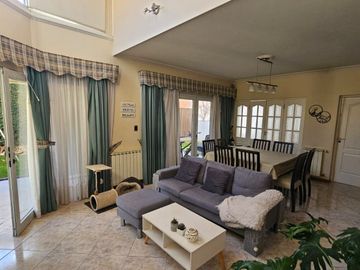 VÓRTICE INMOBILIARIA VENDE CASA EN BARRIO PALMARES, GODOY CRUZ, MENDOZA