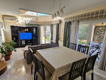 VÓRTICE INMOBILIARIA VENDE CASA EN BARRIO PALMARES, GODOY CRUZ, MENDOZA