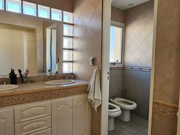 VÓRTICE INMOBILIARIA VENDE CASA EN BARRIO PALMARES, GODOY CRUZ, MENDOZA