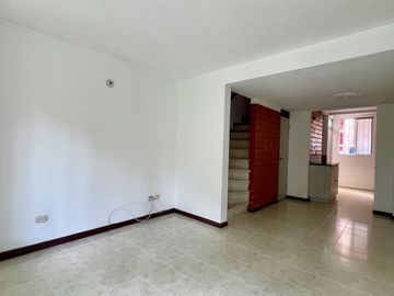 Extraordinaria casa en Colores de la Villa Conjunto Residencial con 3 alcobas. Villa Olimpica. Pereira.