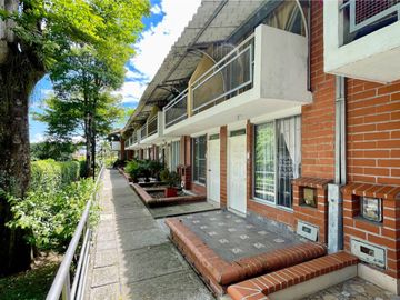 Extraordinaria casa en Colores de la Villa Conjunto Residencial con 3 alcobas. Villa Olimpica. Pereira.