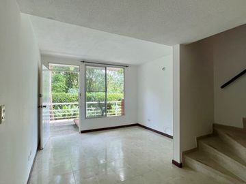 Extraordinaria casa en Colores de la Villa Conjunto Residencial con 3 alcobas. Villa Olimpica. Pereira.