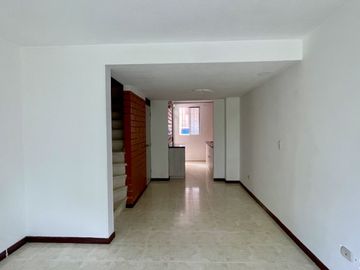 Extraordinaria casa en Colores de la Villa Conjunto Residencial con 3 alcobas. Villa Olimpica. Pereira.