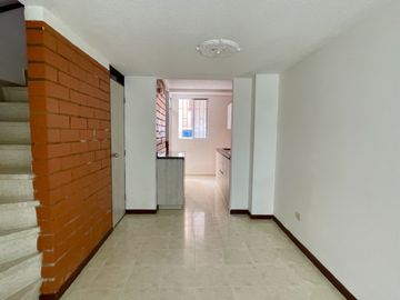 Extraordinaria casa en Colores de la Villa Conjunto Residencial con 3 alcobas. Villa Olimpica. Pereira.