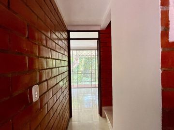 Extraordinaria casa en Colores de la Villa Conjunto Residencial con 3 alcobas. Villa Olimpica. Pereira.