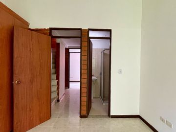Extraordinaria casa en Colores de la Villa Conjunto Residencial con 3 alcobas. Villa Olimpica. Pereira.