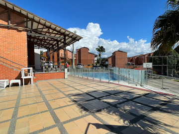 Extraordinaria casa en Colores de la Villa Conjunto Residencial con 3 alcobas. Villa Olimpica. Pereira.