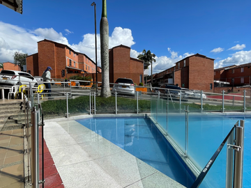 Extraordinaria casa en Colores de la Villa Conjunto Residencial con 3 alcobas. Villa Olimpica. Pereira.