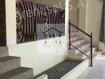 Casa Rentera en Venta, con Locales Comerciales,  en Bellavista  - Guayaquil