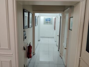 Venta Amplia Oficina Comercial Comuna de Providencia