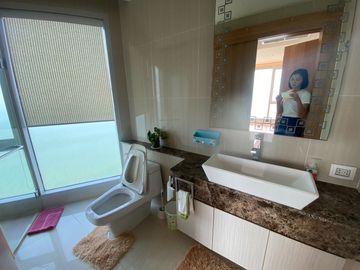 For rent condo the Palm wongamat beach front 2 Beds 99 Sq.m hight floor nice decorated (S03-1966)