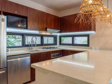 Casa independiente con gran alberca y jardín en La Veleta, Tulum