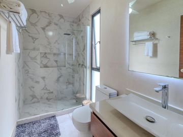 Casa independiente con gran alberca y jardín en La Veleta, Tulum