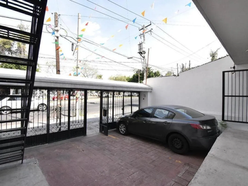 Casa en venta Calzada Independencia con uso de suelo mixto