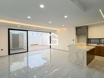 Casa en Venta con jacuzzi en Urb. Vista Sol 2, Machala