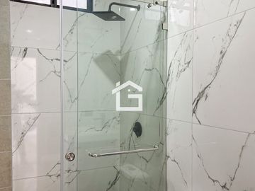 Casa en Venta con jacuzzi en Urb. Vista Sol 2, Machala